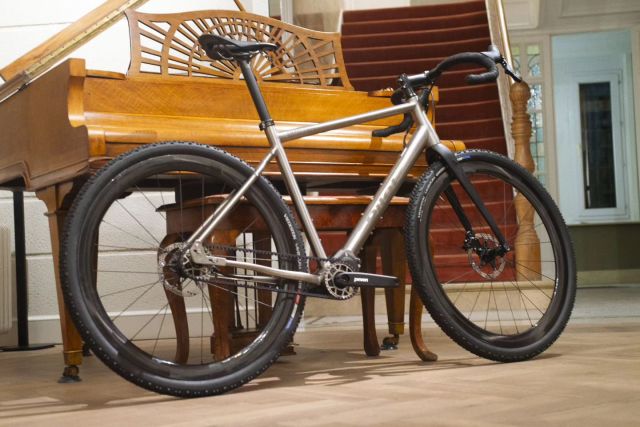 Bicicleta carretera PILOT Celes titanio > Bike Gourmet